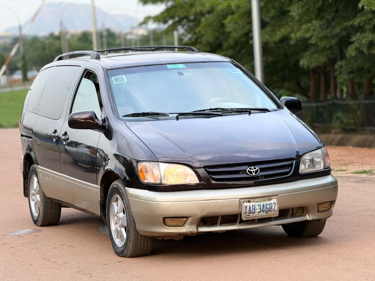 2001 Toyota Sienna - Image 1