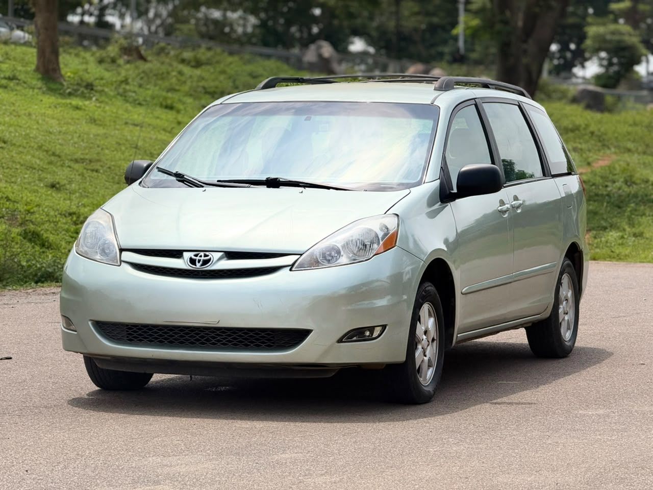 2006 Toyota Sienna - Image 1