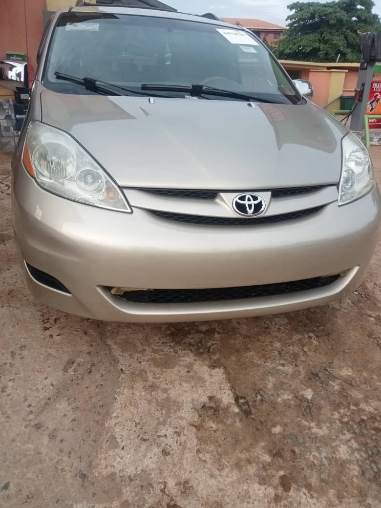 2007 Toyota sienna - Image 1