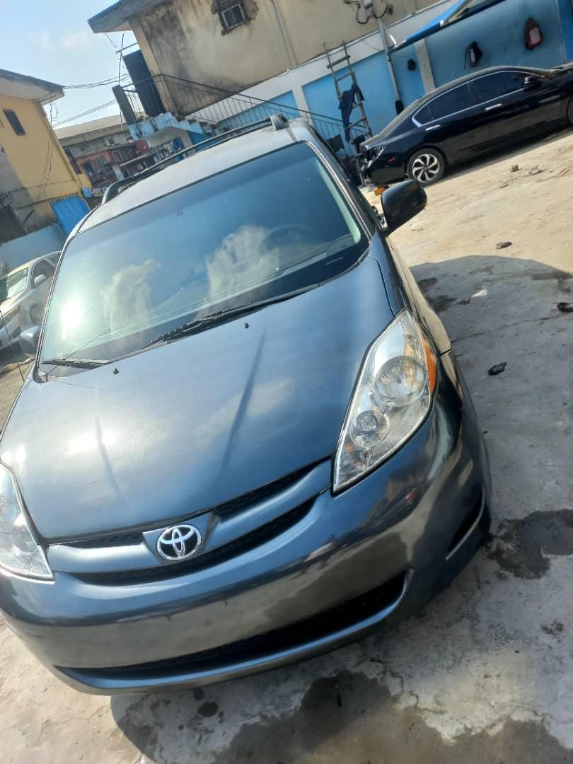 2009 Toyota Sienna - Image 1