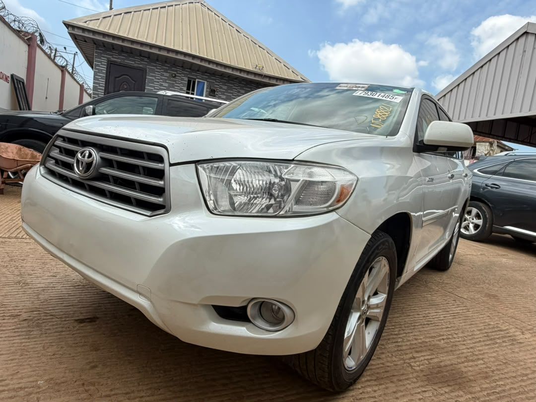 2010 Toyota Highlander - Image 1