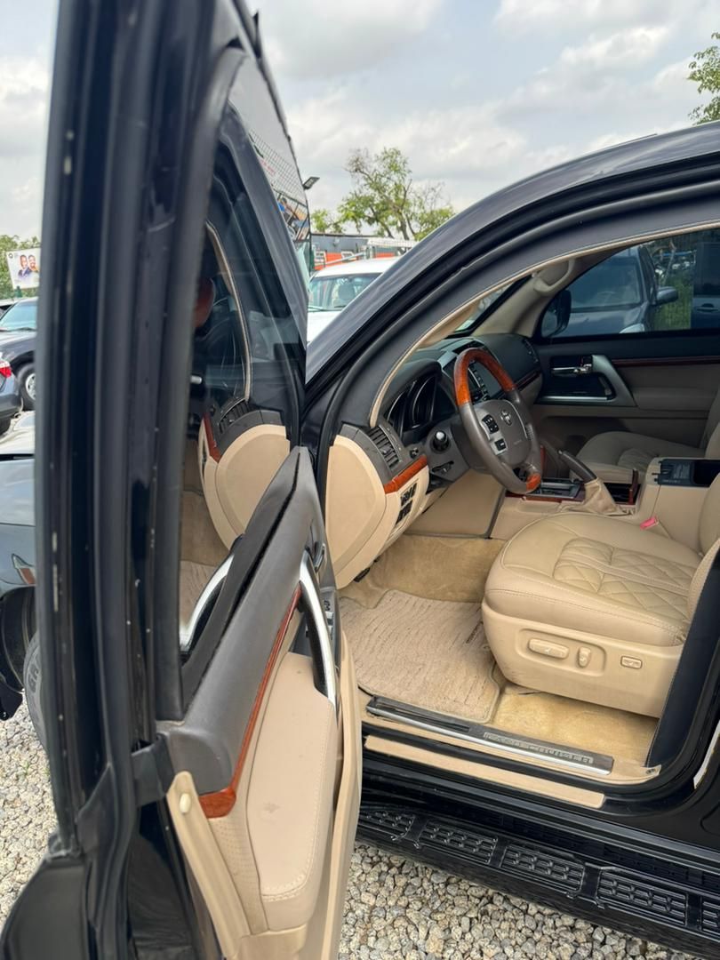 2015 Toyota Land Cruiser - Image 1