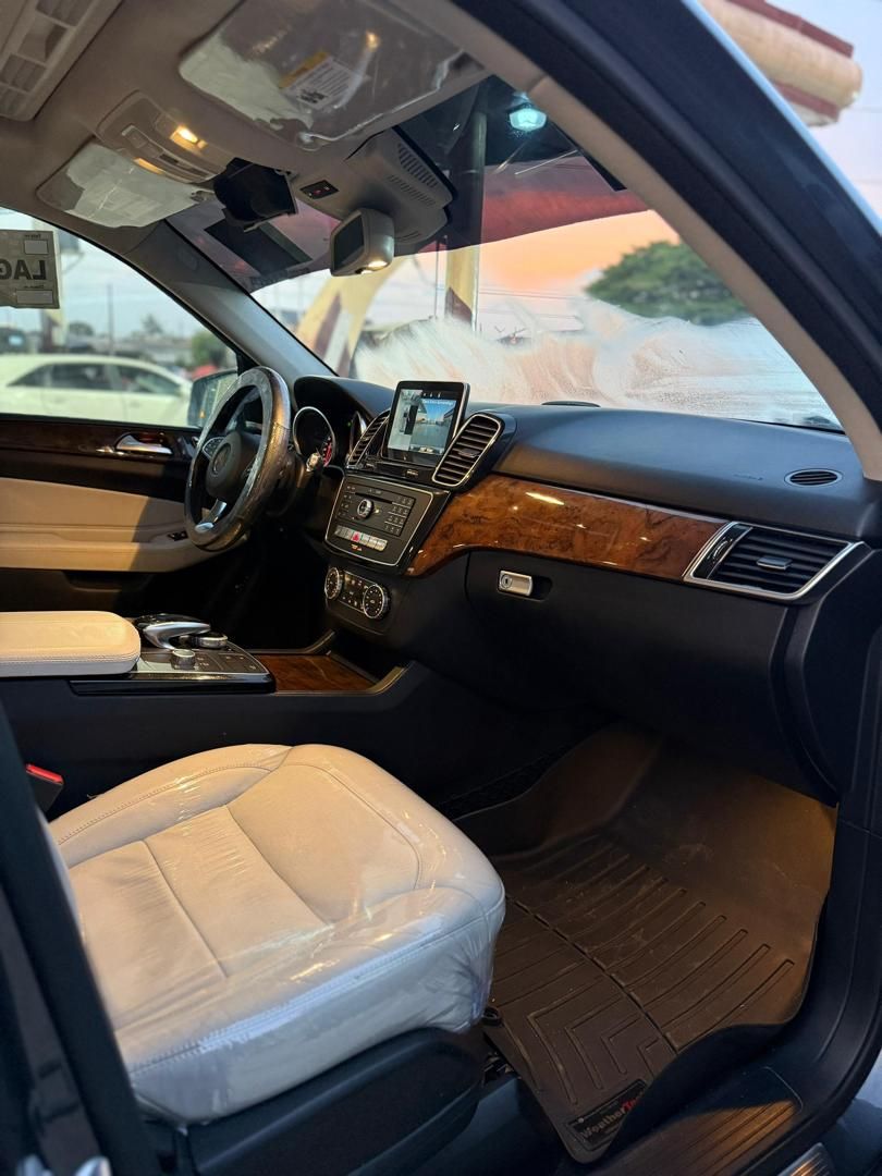 Vehicle - Image 8