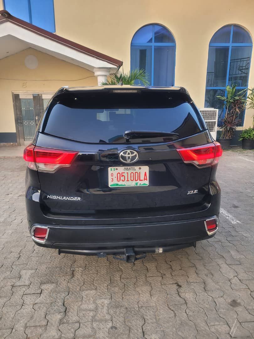 2017 Toyota Highlander - Image 1