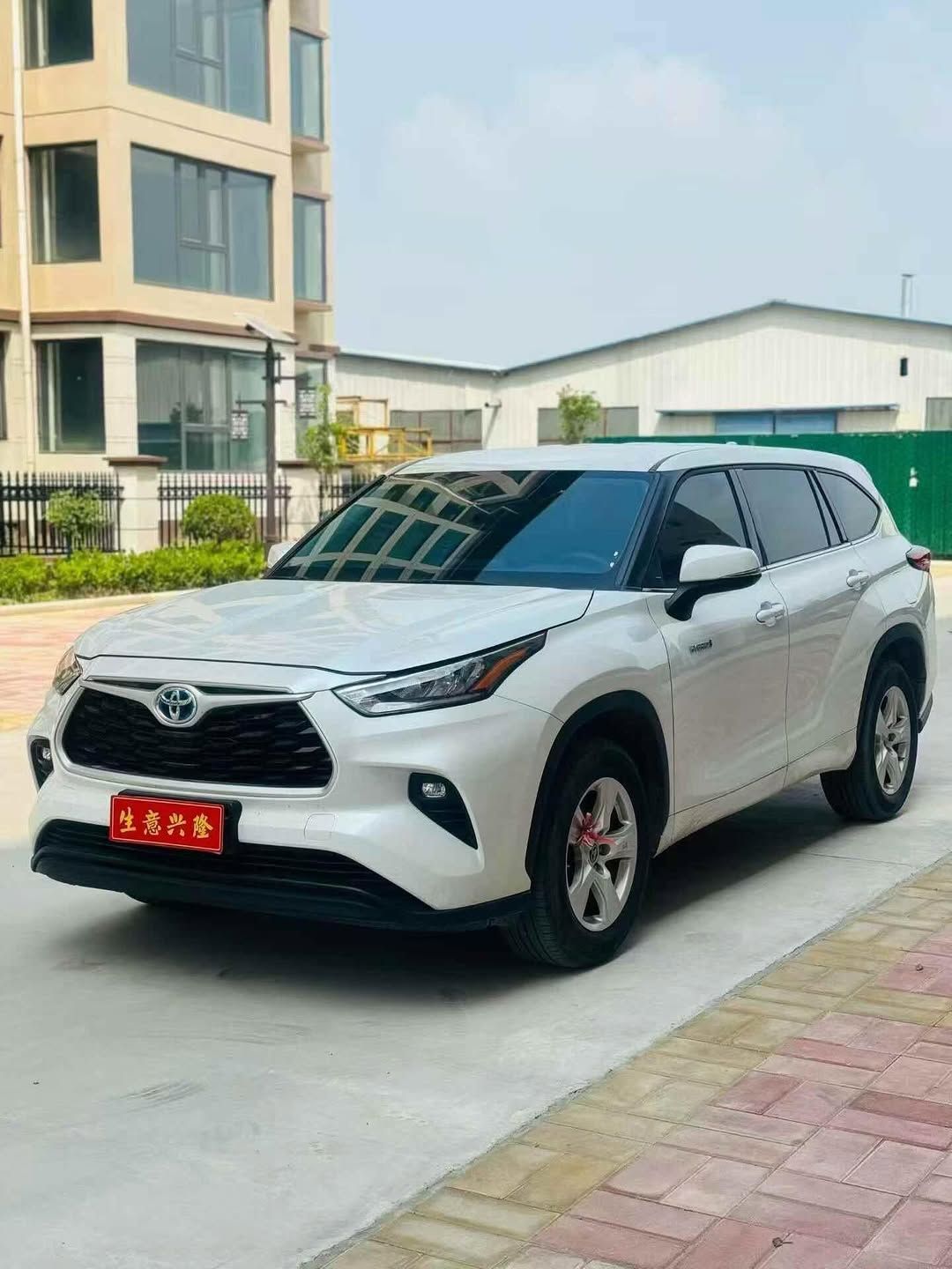 2023 Toyota Highlander - Image 1